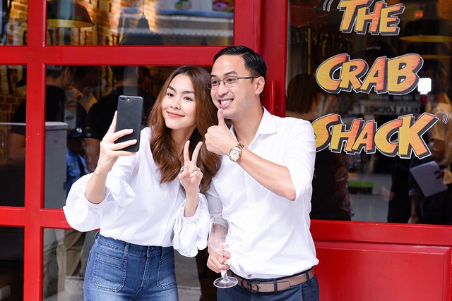 Tăng Thanh Hà cùng chồng selfie trước khi bắt đầu buổi tiệc.