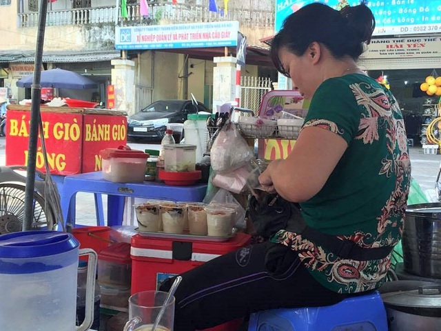 Người bán hàng múc tào phớ vào cốc để đem đi ship.