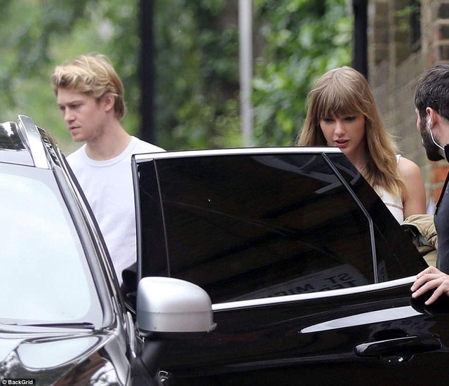  Taylor Swift và bạn trai, nam diễn viên người Anh, Joe Alwyn, xuất hiện cùng nhau tại một nhà hàng ở London, Anh, tháng 5/2018. 