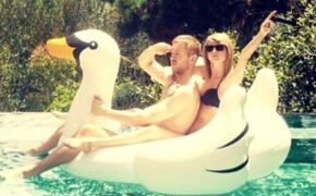 Taylor Swift và bạn trai mới tình tứ tại hồ bơi