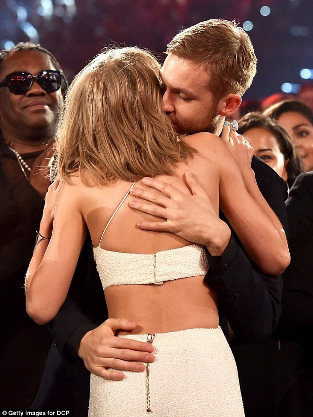 Taylor ôm hôn Calvin tại lễ trao giải Billboard.