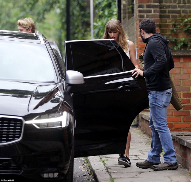 Taylor Swift và bạn trai hò hẹn tại London - 7