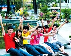 Người trẻ sống cùng thông tin bị “thổi phồng”