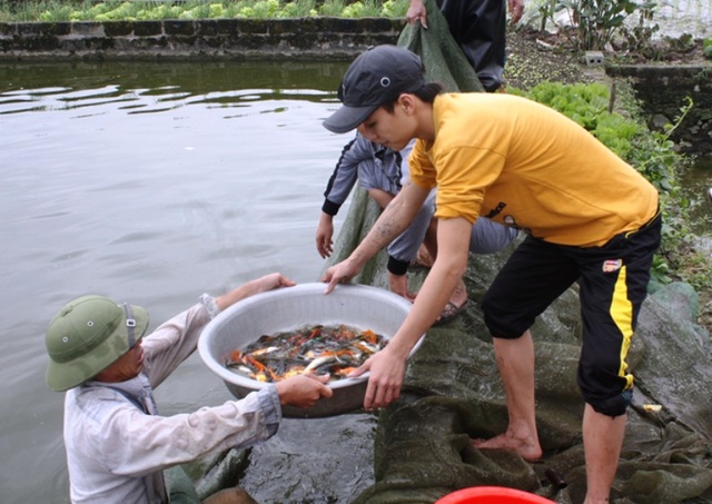 Người dân thu hoạch cá