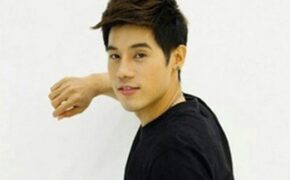 Chàng xe ôm Thái Lan gây sốt vì điển trai