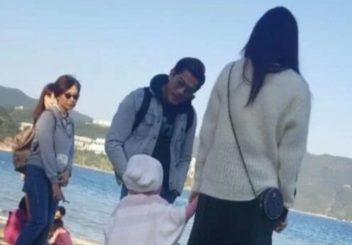 Giáng sinh ấm áp của Quách Phú Thành bên vợ con