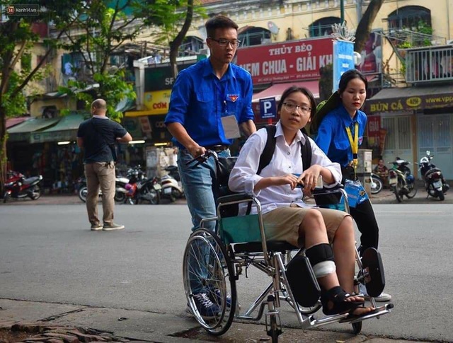 Thanh niên tình nguyện tận tình cõng thí sinh tai nạn vào phòng thi - 4