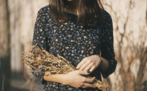 Thanh xuân ai cũng có một người không thể yêu, lại càng không thể quên