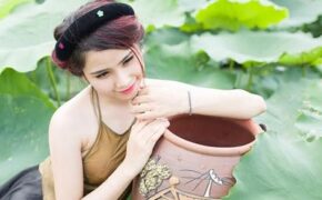 Nữ thủ khoa xinh đẹp ĐH Văn hóa e ấp bên sen đầu mùa