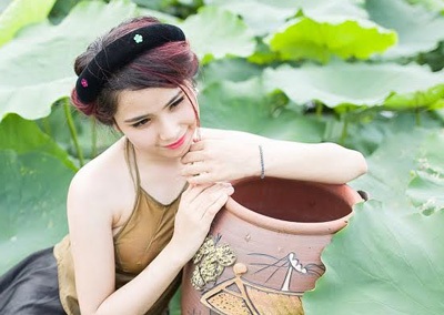 Nữ thủ khoa xinh đẹp ĐH Văn hóa e ấp bên sen đầu mùa