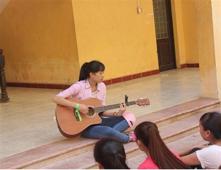 Chơi bóng bàn giỏi, Phương Thảo còn đánh guitar hay.