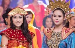 Lại Hương Thảo duyên dáng trong trang phục truyền thống của Indonesia