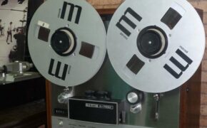 Giới trẻ thích thú “xài” đài cổ, nghe nhạc đĩa than