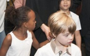 Pax Thiên diện đồ trắng đi chơi cùng mẹ Angelina Jolie