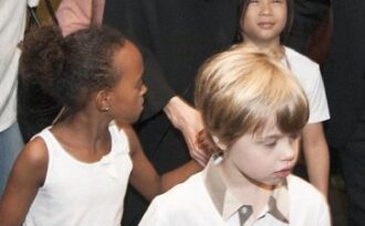 Pax Thiên diện đồ trắng đi chơi cùng mẹ Angelina Jolie