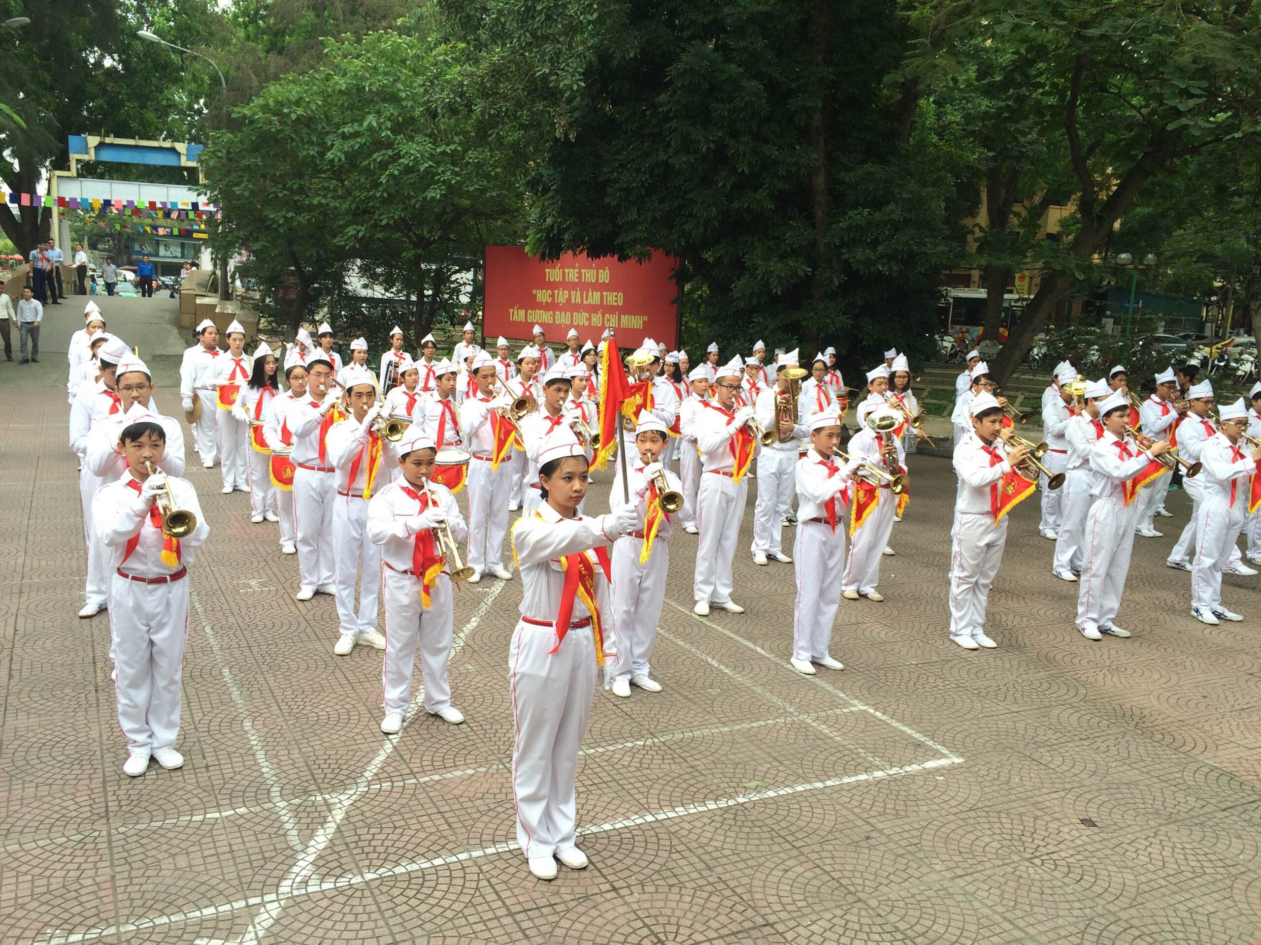 Thiếu niên Hà Nội biểu diễn mừng 75 năm thành lập Đội TNTP - 1 Đội viên trình diễn trong lễ mít tinh kỷ niệm 75 năm Ngày thành lập Đội TNTP Hồ Chí Minh.