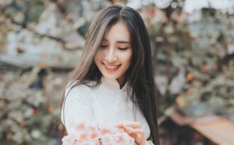 Nữ sinh dịu dàng với sắc trắng áo dài ngóng Xuân sang