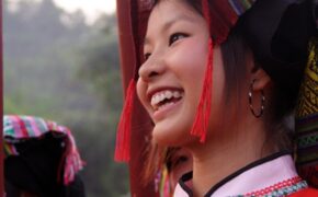 Thiếu nữ Thái xúng xính trong điệu xòe