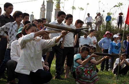 Thiếu nữ Thái xúng xính trong điệu xòe