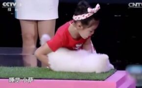 Kinh ngạc khả năng thôi miên động vật của bé gái