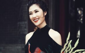 Siêu mẫu Thu Hằng nhớ Tết Trung thu nghèo, thèm chiếc bánh nướng, bánh dẻo