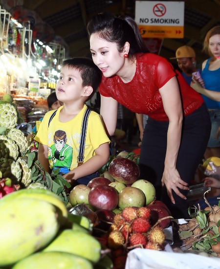 Diễn viên Thanh Thúy và con trai gây náo loạn ở chợ