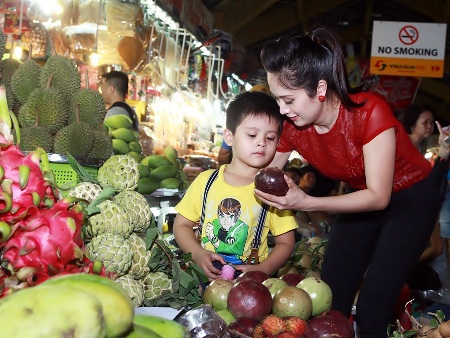 Tranh thủ ngày nghỉ học của nhóc Cà Phê, Thanh Thúy đã dắt con trai cùng đi chợ.