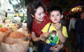 Diễn viên Thanh Thúy và con trai gây “náo loạn” ở chợ