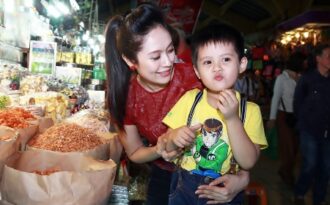 Diễn viên Thanh Thúy và con trai gây “náo loạn” ở chợ