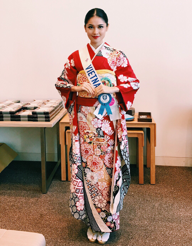 Ở sự kiện đặc biệt đầu tiên này, các thí sinh đều diện trang phục truyền thông kimono của đất nước Nhật Bản. Vốn là một người yêu thích văn hoá truyền thống, Thuỳ Dung vô cùng hào hứng được diện trang phục của nước bạn.