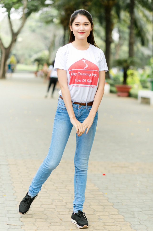 Á hậu Thuỳ Dung xuất hiện trong với phong cách đơn giản: áo thun và quần jeans năng động.