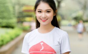 Á hậu Thuỳ Dung cùng sinh viên gây quỹ xây trường giúp trẻ em nghèo