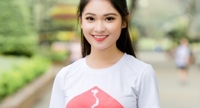 Á hậu Thuỳ Dung cùng sinh viên gây quỹ xây trường giúp trẻ em nghèo