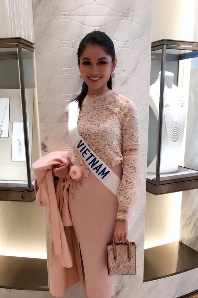 Đêm chung kết Miss Intetnational 2017 sẽ diễn ra vào ngày 14/11 tại Tokyo, Nhật Bản. Đương kim Hoa hậu là người đẹp Kylie Verosa, 25 tuổi và đến từ Philippines.