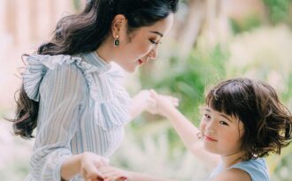 Thúy Nga từng nghẹn lòng khi con gái hỏi “Ba con là ai?”