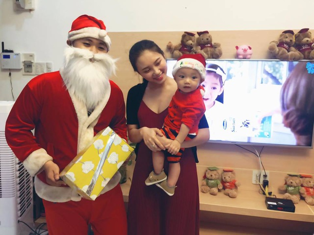  Thy Thơ và Subin nhận quà Noel 