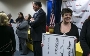 Trúng độc đắc, người phụ nữ mạnh tay chi nghìn tỷ làm từ thiện