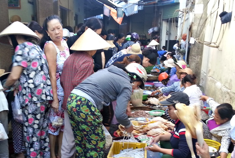 Người bán người mua chen chân ở kiệt (hẻm) 81 Phan Kế Bính, trường hợp xảy ra hỏa hoạn, thật khó có lối thoát