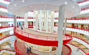 Sinh viên đua nhau tạo dáng tại toà nhà mới “cực chất” trường Kinh tế quốc dân