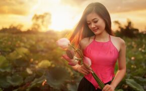 Nữ sinh trường Hàng hải e ấp bên đầm sen đất Cảng