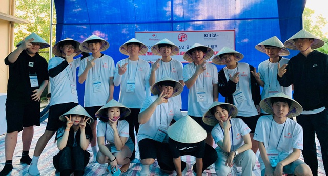 Học sinh Hàn Quốc vẽ tranh tường, giao lưu với trẻ khuyết tật Quảng Trị - 7