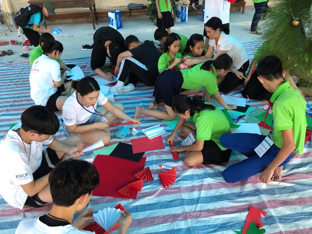 Học sinh Hàn Quốc vẽ tranh tường, giao lưu với trẻ khuyết tật Quảng Trị - 2
