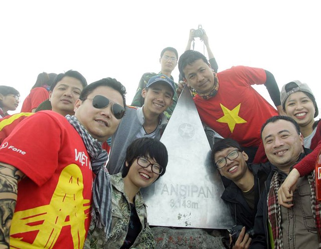  “Song Minh” (đeo kính cận) trong chuyến đi “định mệnh” chinh phục nóc nhà Đông Dương 