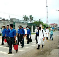 Thanh niên tình nguyện Hà Nội tham gia dập dịch