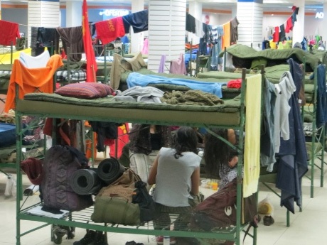 Festival thanh niên SV thế giới: Niềm vui tụ hội bất chấp gian khổ - 3 Bất chấp phải ngủ giường tầng, màn chụp, túi ngủ.