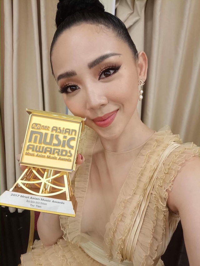 Sau khi nhận được giải thưởng này, Tóc Tiên cho biết cô rất bất ngờ và hạnh phúc khi nhận được giải thưởng “Nghệ sĩ châu Á xuất sắc nhất Việt Nam” tại MAMA 2017.