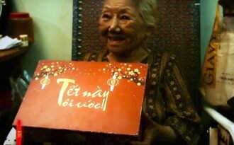 Bà lão bán vé số 80 tuổi ngày ngày hái thuốc cứu người