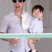 Bé Suri Cruise chào… paparazzi!