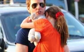 Tom Cruise vẫn lén theo dõi vợ cũ?