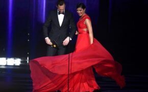 Bồ cũ Taylor Swift thân thiết bên cựu hoa hậu thế giới